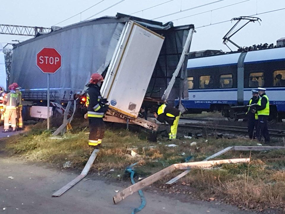 Wypadek Na Przejeździe Kolejowym W Ociążu Ciężarówka Wjechała Pod