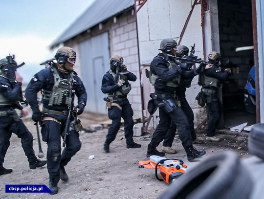 100 policjantów w akcji. Zlikwidowana ogromna fabryka tytoniu