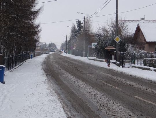 12-latek na sankach przywiązanych do auta. Ojciec nie miał prawa jazdy