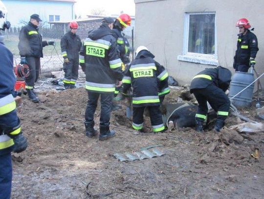 16 strażaków ratowało uwięzione zwierzę