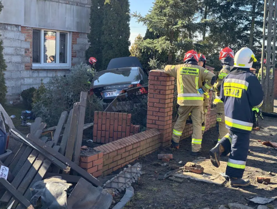 18-latek stracił panowanie nad autem. Dziadkowie w szpitalu!