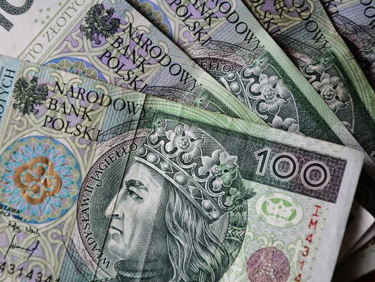 18-latek zamówił przez internet prawie 10 tysięcy złotych w fałszywych banknotach