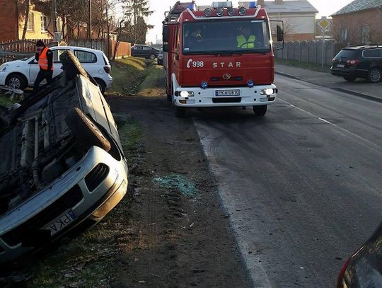 18 - latka dachowała w rowie. Zawinił pieszy ZDJĘCIA