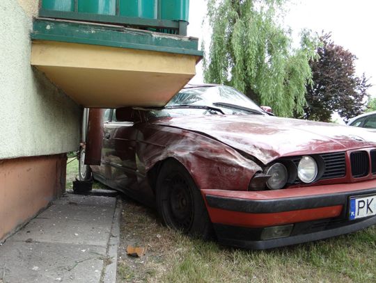 18-letni kierowca BMW wjechał w… balkon. Prawo jazdy ma od miesiąca ZDJĘCIE
