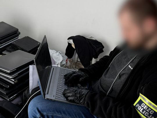 19-latek fotografował nago swoją małoletnią siostrę. „Ogień piekielny” uderzył w pedofilów 19-latek fotografował nago swoją małoletnią siostrę. „Ogień piekielny” uderzył w pedofilów