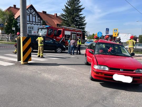 19-latek wymusił pierwszeństwo przejazdu. 15-letnia dziewczyna trafiła do szpitala