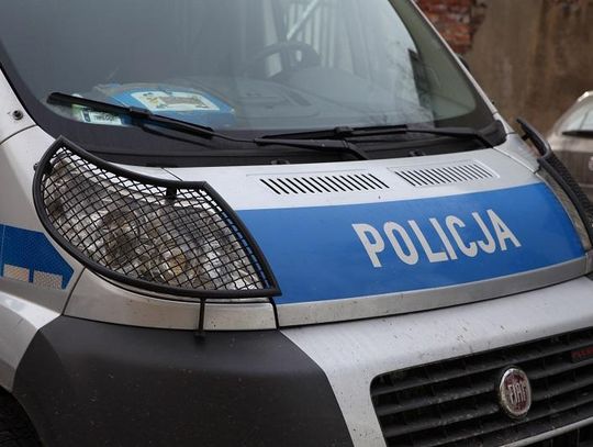 21-latek próbował wyskoczyć z okna