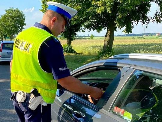 36-latka spała pijana w aucie na poboczu. Policja ustala czy wcześniej kierowała