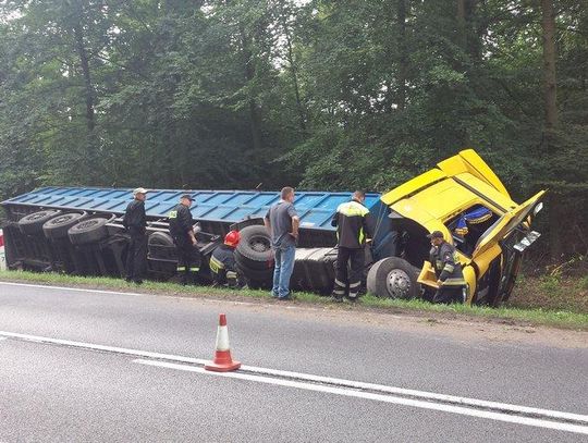 40 – tonowa ciężarówka wpadła do rowu ZDJĘCIA