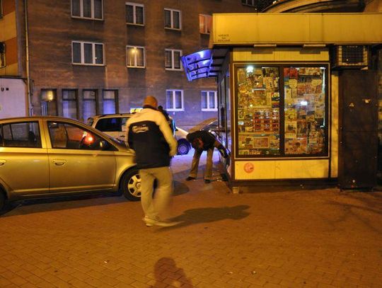 69-latek wjechał w kiosk ZDJĘCIA