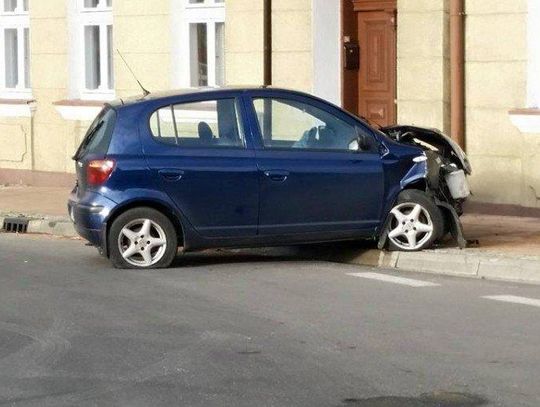 69-latek zasłabł za kierownicą. Wjechał w dom