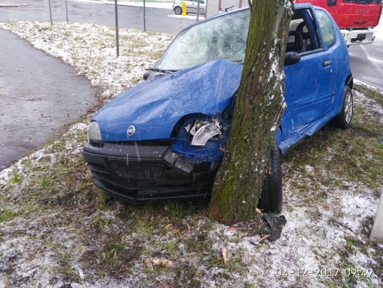 80-latek wjechał fiatem Seicento wprost pod ciężarówkę ZDJĘCIA