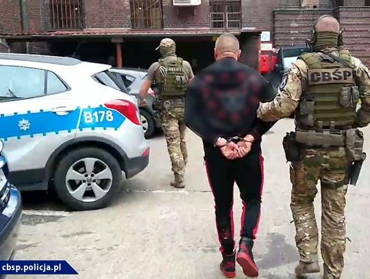 Akcja CBŚP o świcie. Zatrzymania i blokada ulicy Akcja CBŚP o świcie. Zatrzymania i blokada ulicy