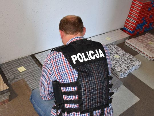 Akcja policji na targowisku "Pod Tęczą". 120 tysięcy sztuk nielegalnych papierosów i tytoń ZDJĘCIA i WIDEO