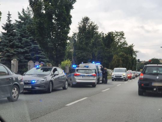 Akcja policji na ul. Legionów. Trzech Gruzinów obserwujących domy zatrzymanych po telefonie od mieszkańców