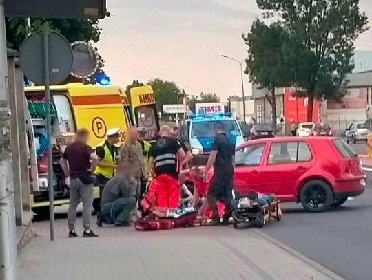 Akcja służb przy Wrocławskiej. 20-latek skręcał w lewo i potrącił rowerzystę