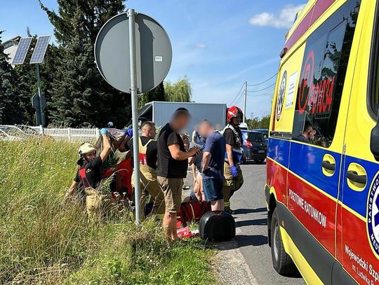 Akcja służb w powiecie kaliskim. Motocyklista zderzył się z osobówką