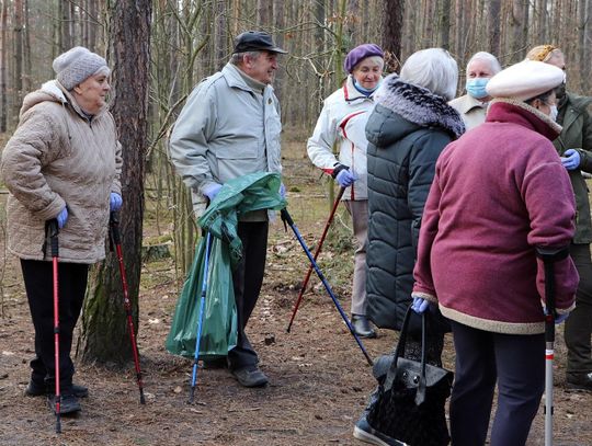 Aktywni seniorzy. Grupa kaliszan regularnie ćwiczy i porządkuje Las Winiarski ZDJĘCIA