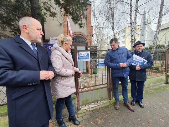 Ale PO-PiS! Zagłuszona konferencja PiS-u przy siedzibie PO WIDEO