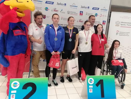 Alicja Piec z medalem pływackich Mistrzostw Polski