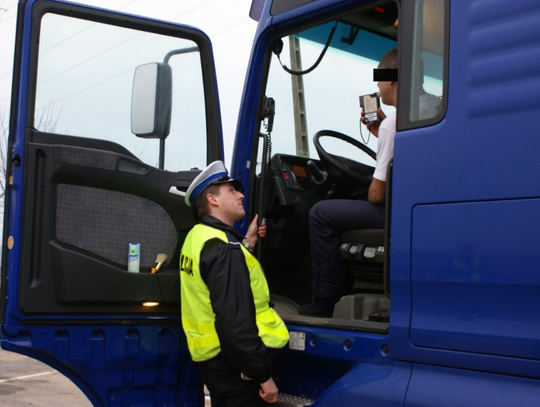 Alkohol i wielotonowy pojazd. Obcokrajowiec zatrzymany na drodze
