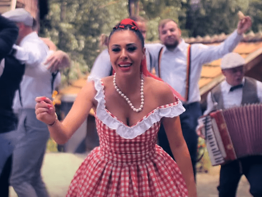 Angie na wiejskiej biesiadzie. Nowy klip kaliskiej wokalistki disco polo WIDEO