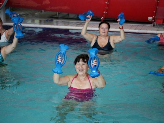 Aqua aerobik dla seniorów. Co dają ćwiczenia w wodzie? ZDJĘCIA