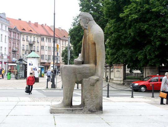 Asnyk do remontu. Likwidacji cokołu i przesunięcia pomnika nie będzie