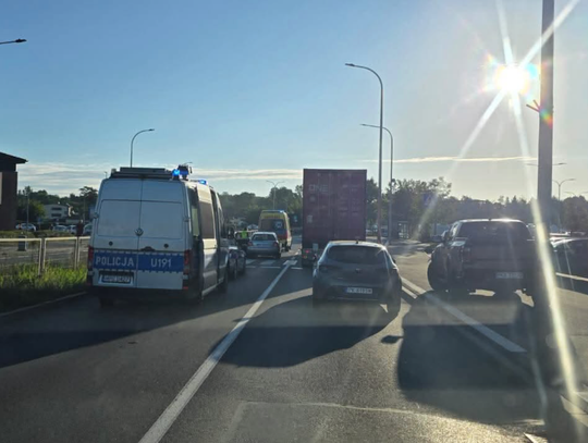 Wypadek na oznakowanym przejściu. Audi wjechało w młodą kobietę na pasach!