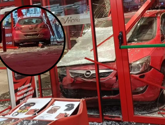 Autem do marketu. W środku tłum klientów