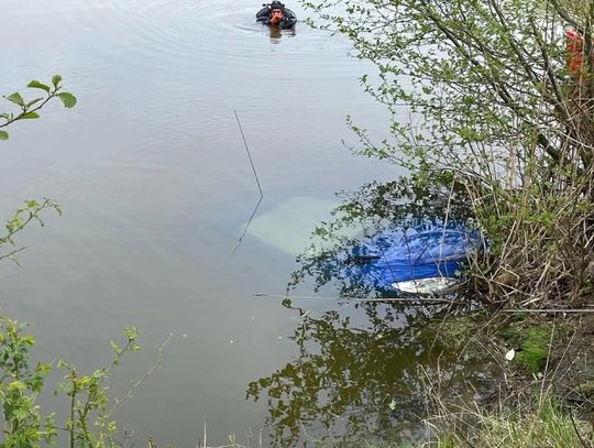 Autem wjechał do stawu. Mężczyzna nie żyje AKTUALIZACJA