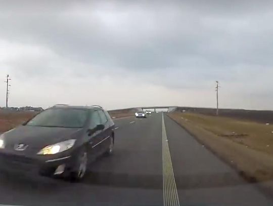 Auto bez rejestracji idzie na czołówkę WIDEO