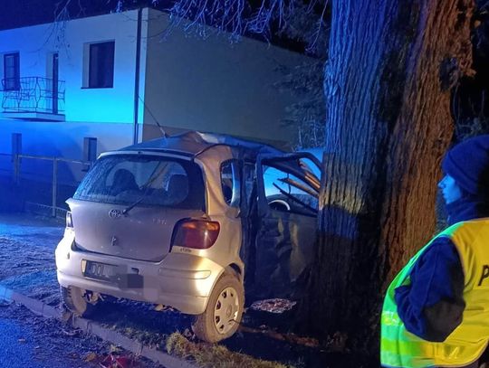 Auto bokiem uderzyło w drzewo. Nie żyje młoda pasażerka