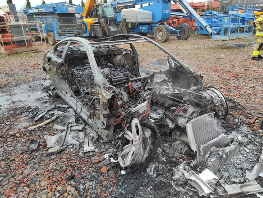 Akcja strażaków w Wielką Sobotę. Auto doszczętnie spłonęło!