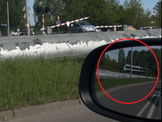 Auto utknęło na torach. Nadjeżdżał pociąg WIDEO