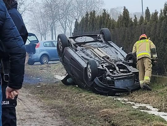 Auto w rowie. W środku matka z rocznym dzieckiem