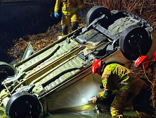 Auto w rzece, reanimacja mężczyzny. Trwa akcja ratunkowa Auto w rzece, reanimacja mężczyzny. Trwa akcja ratunkowa