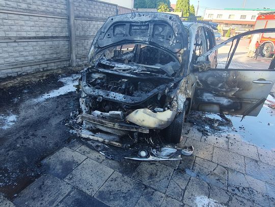 Auto zapaliło się na parkingu. Akcja gaśnicza w Godzieszach Wielkich