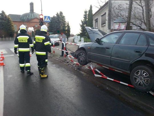 Auto zawisło na barierkach. Kierowca był pijany