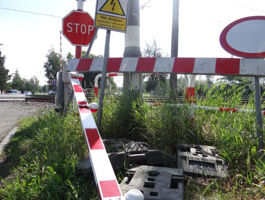 Autobus KLA utknął między zaporami. Świadkowie siłą usunęli szlaban