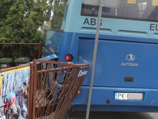 Autobus PKS staranował płot. Policja zabrała kierowcy prawo jazdy