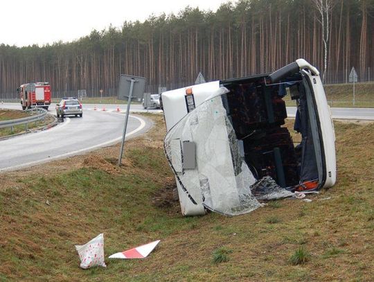 Autobus w rowie. 4 osoby w szpitalu