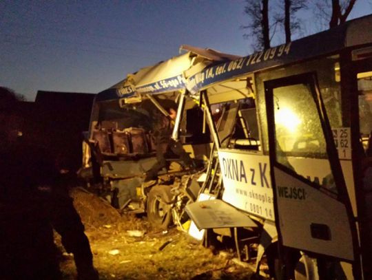 Autobus wjechał pod szynobus. Zginął 16-latek ZDJĘCIA i FILM