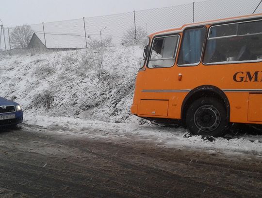 Autobus z grupą 44 dzieci w rowie ZDJĘCIA