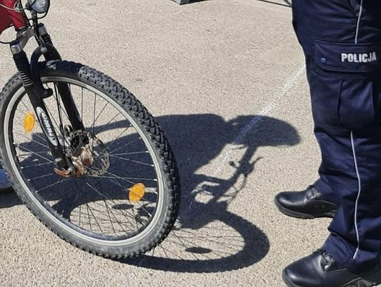 Awantura między cyklistami. Mężczyzna rzucił rowerem w kobietę