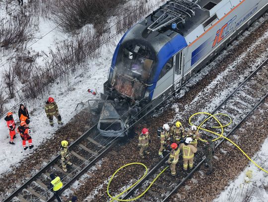 Aż dwa pociągi uderzyły w samochód. Ewakuowano około 600 osób