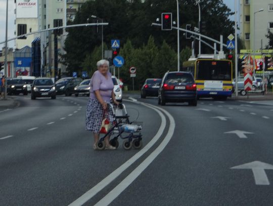 Babcia z balkonikiem na środku ruchliwej trasy. Było o krok od tragedii ZDJĘCIA