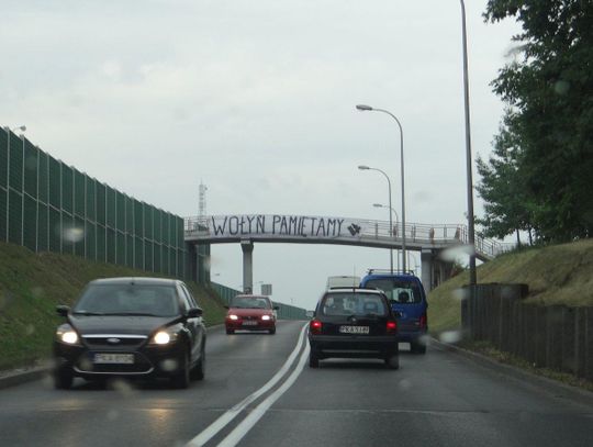 Baner ONR przypomina o okrutnej zbrodni na Polakach