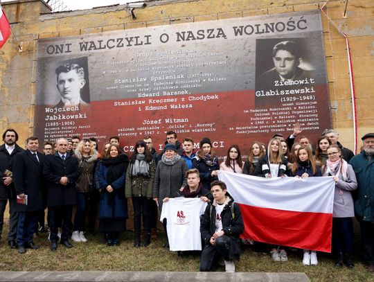 Baner z nazwiskami żołnierzy wyklętych zawisł na murze kaliskiego więzienia ZDJĘCIA