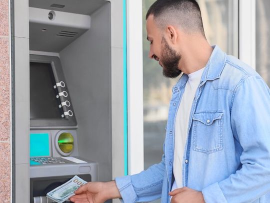 Bankomat ma nagrywać klienta. Za zasłonięcie twarzy kara